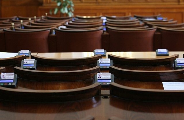 Драгомир Стойнев докладва състоянието на ВМЗ-Сопот пред депутатите