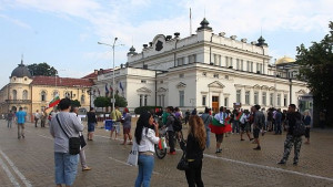 За пореден ден протестиращи излязоха на кафе пред парламента