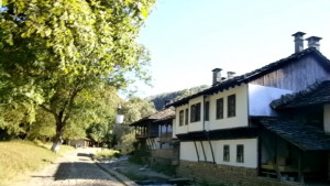 Клюкари насъскват Дядо Либен срещу хаджи Генчо тази вечер на