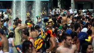 Избират Мис Мокра фланелка по време на Водни войни