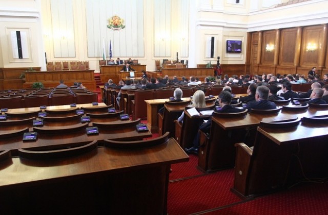 Неизвестен шегаджия разпрати смс-и на депутатите от името на Михаил Миков
