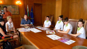 Ученици дариха премия от състезание за осветление на училищния двор