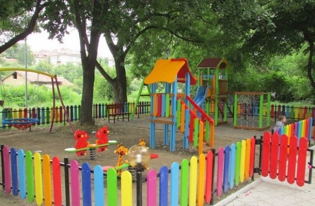 Две нови детски площадки изградиха в Г. Оряховица