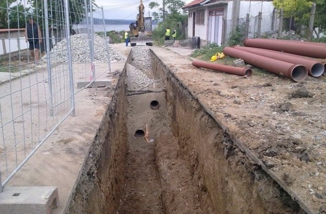 Вече 10 километра тръби в Горно Езерово