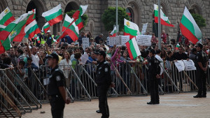 135 задържани от началото на протестите в София