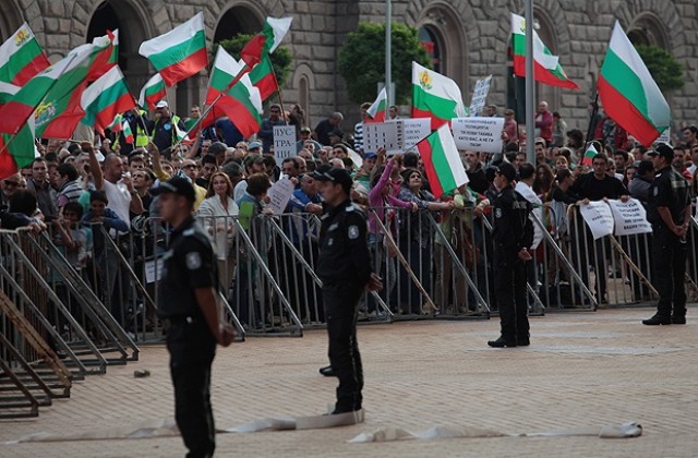 135 задържани от началото на протестите в София