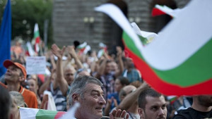 Малобройни протест и контрапротест в столицата до обяд