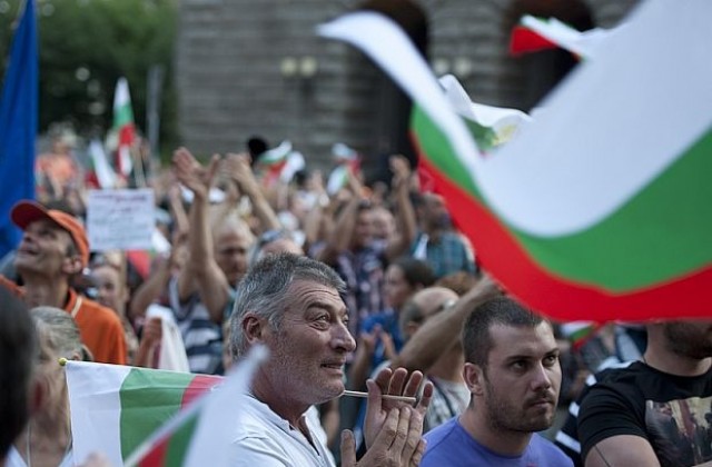 Малобройни протест и контрапротест в столицата до обяд