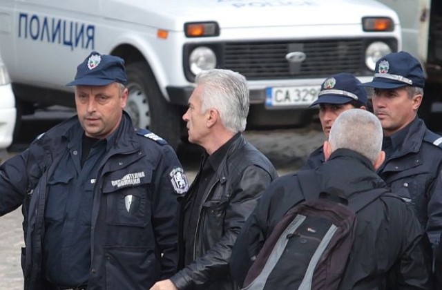 Сидеров и депутати от Атака се събраха пред офиса на СКАТ в Бургас
