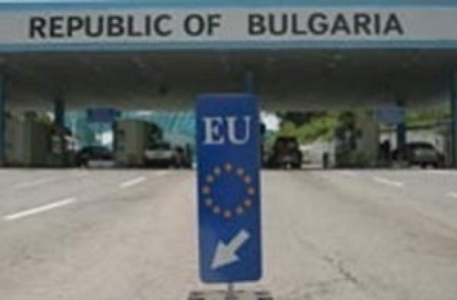 Гранични полицаи задържаха 16 нелегални имигранти