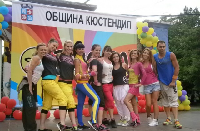Стотина души танцуваха Зумба в центъра на Кюстендил