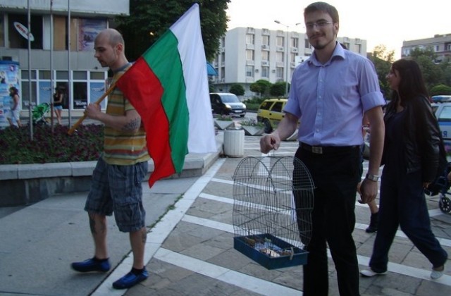 Птичи кафез- символ на протеста в Димитровград