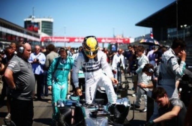 Хамилтън пак се тръшка: Колата ни е бедствие!