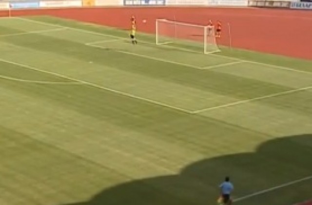 ВИДЕО: Гол от 70 метра? Ето как се прави и без засилка...
