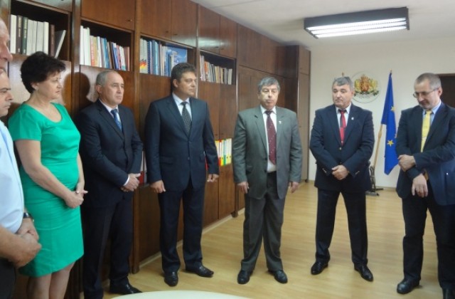 Новият губернатор на Русе Венцислав Калчев официално влезе в кабинета си в Областна администрация