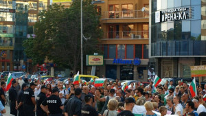 150 души протестираха пред Новотела и разиграваха полицията
