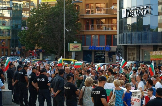 150 души протестираха пред Новотела и разиграваха полицията