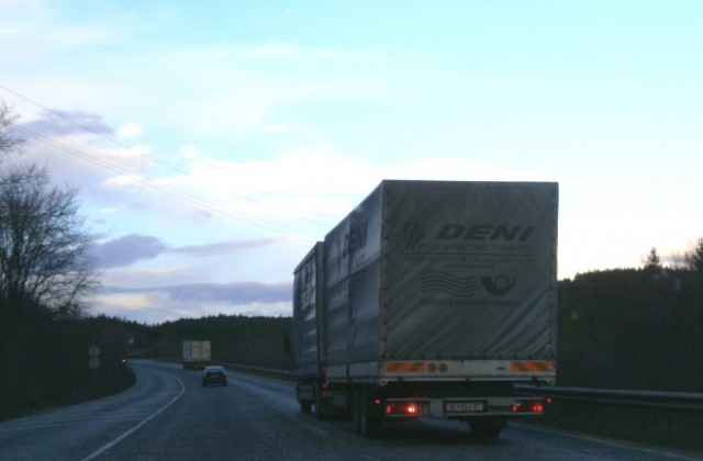 Ограничиха движението на ТИР-ове