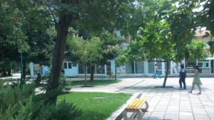 В Гълъбово поставиха нови скамейки на центъра