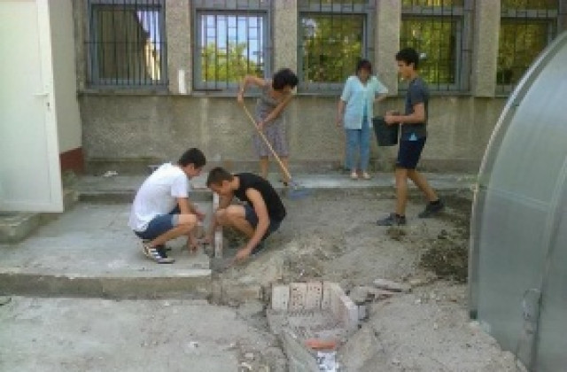 Децата от Строителния сами ремонтират двора на училището си