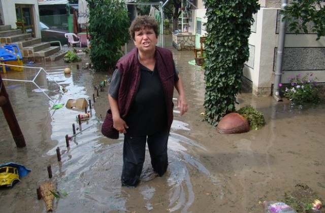 Над метър е водата в кв. Черноконево. Десетки са удавените къщи