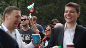 Протестиращи пиха кафе и поработиха пред парламента