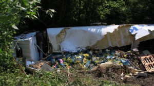 Товарен автомобил се обърна на Присовските завои няма пострадали