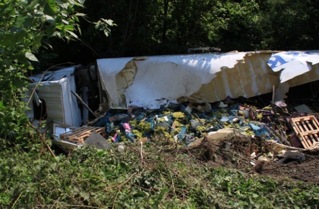 Товарен автомобил се обърна на Присовските завои, няма пострадали