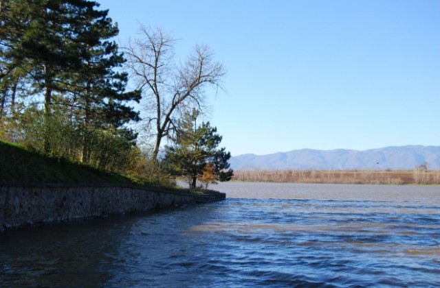 400 литра калиева основа се точат в река край Пловдив, еколозите мълчат