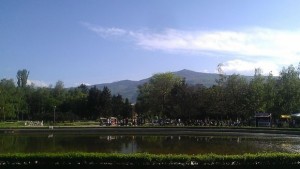 Продължават с косенето на зелените площи