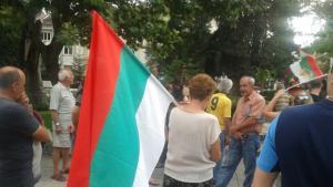 Протестиращите обърнаха знамената като за война