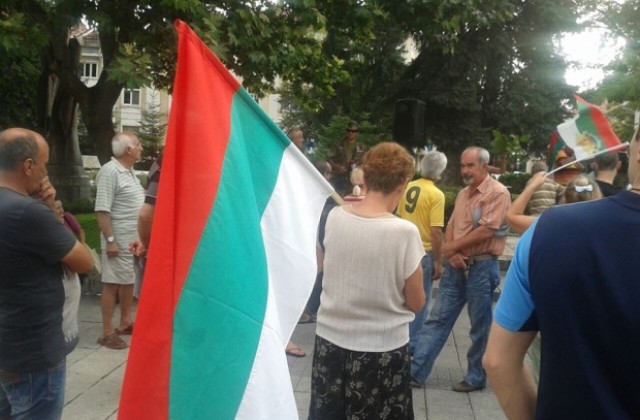 Протестиращите обърнаха знамената като за война