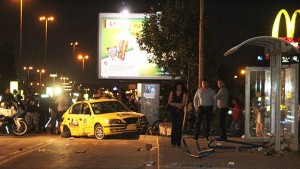 Такси се вряза в спирка на Цариградско шосе има ранени