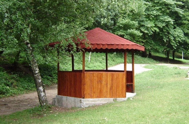 Поставиха нова беседка при „Вратцата”