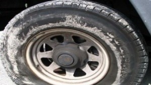 Автомобил осъмна с нарязани гуми