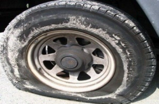 Автомобил осъмна с нарязани гуми