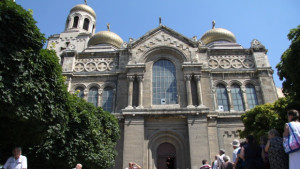 Траурната процесия потегли стотици изпращат дядо Кирил