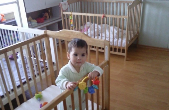 Приемната грижа във Варна зацикли, домовете пълни с деца