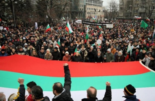 Протестиращи  участват във флашмоб с Хорът на евреите срещу централата на Атака