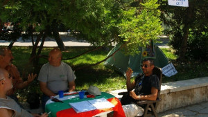 Психично болен нападна палатковия лагер пред Областна управа