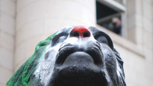 Лъвът на Съдебната палата в София осъмна с клоунско лице