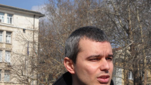 Националисти блокират пристанището и гарата ако новият губернатор е от