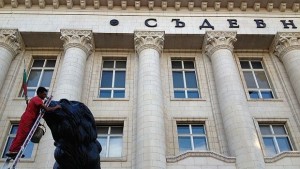 Почистиха лъва пред Съдебната палата който бе нарисуван с клоунско