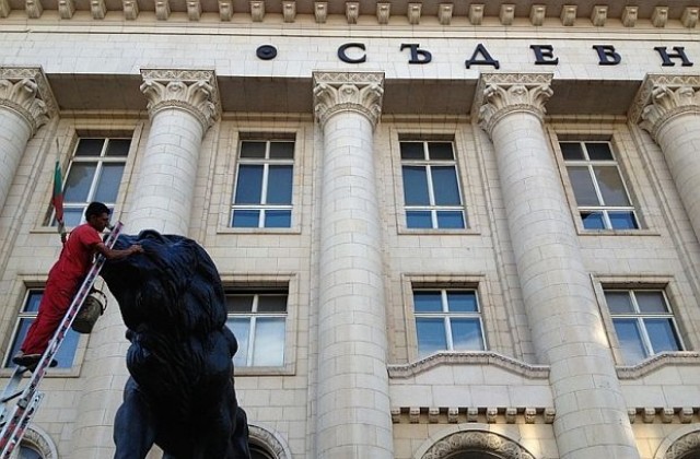 Почистиха лъва пред Съдебната палата, който бе нарисуван с клоунско лице (СНИМКИ)