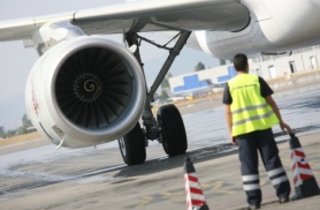 Левски пристигна, изкараха футболистите от летището през Враждебна