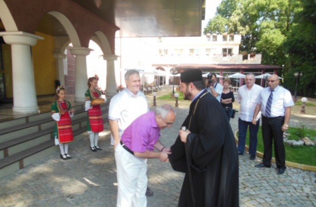 Главата на арменската църква в България и известен професор ще работят за кюстендилската минерална вода