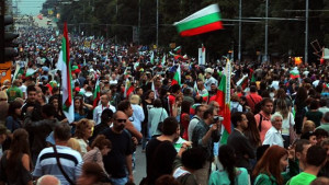 България е изправена пред несигурно лято след месец на граждански