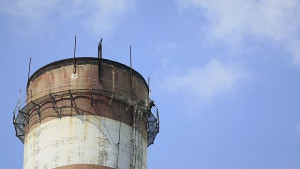 Слезе мъжът покатерил се на ТЕЦ Земляне като протест срещу