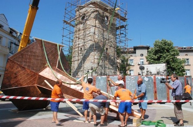 Монтираха купола на часовниковата кула в Хасково