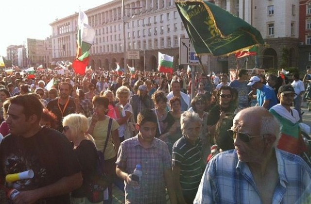 Около 4500 били протестиращите в центъра на София към 20.00 ч., по данни на МВР